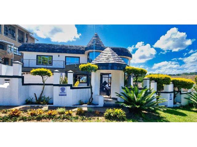 7.5 Bedroom House for sale in Umhlatuzana