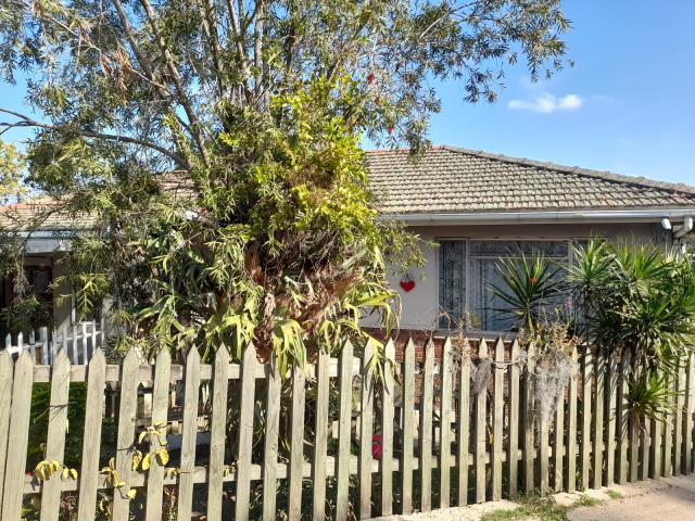 3.5 Bedroom House for sale in Sea View