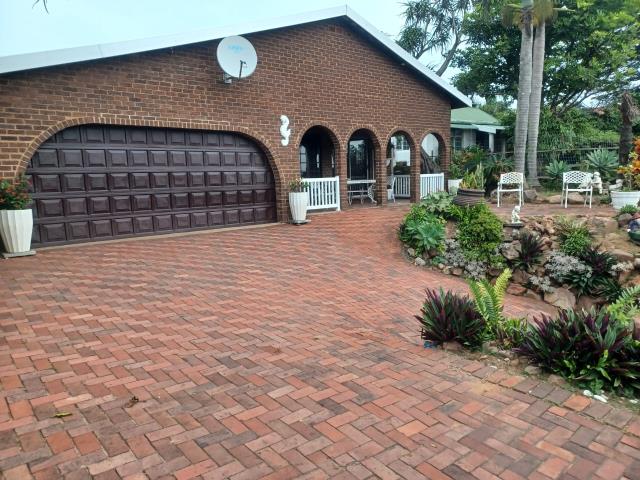 4 Bedroom House for sale in Bluff