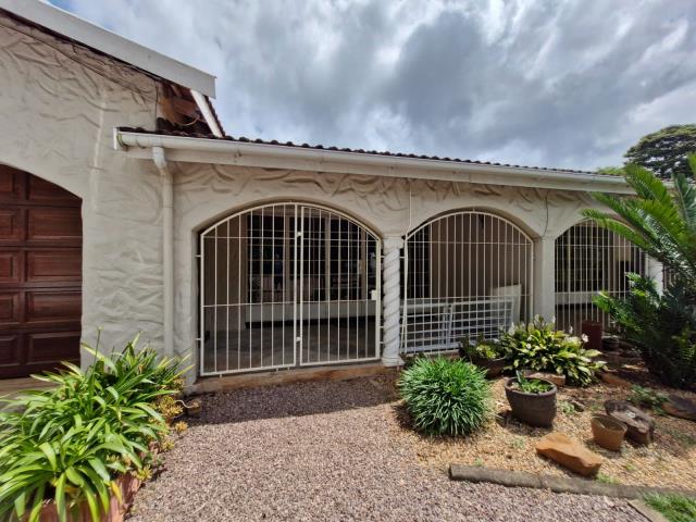 8 Bedroom House for sale in Waterfall