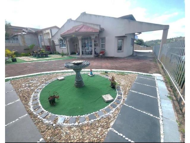 6 Bedroom House for sale in Shallcross