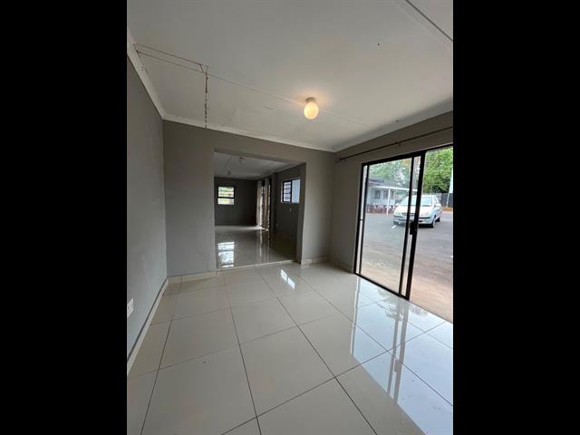 30m² Office space to let in Waterfall