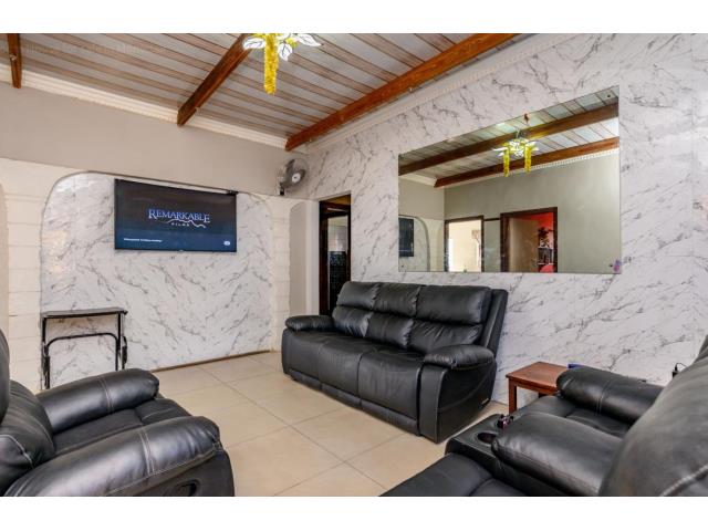 3 Bedroom House for sale in Montclair