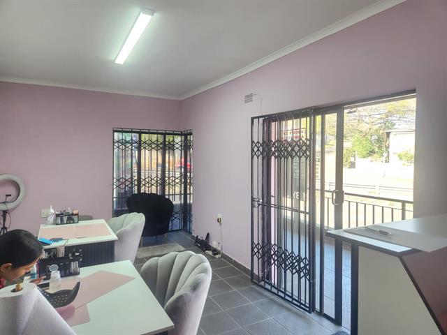 55m² Office space to let in Bluff
