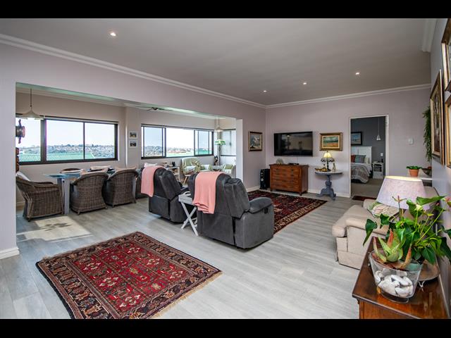 2 Bedroom Apartment for sale in Hillcrest Central