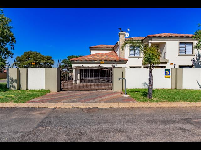 5 Bedroom House for sale in Dawn Park