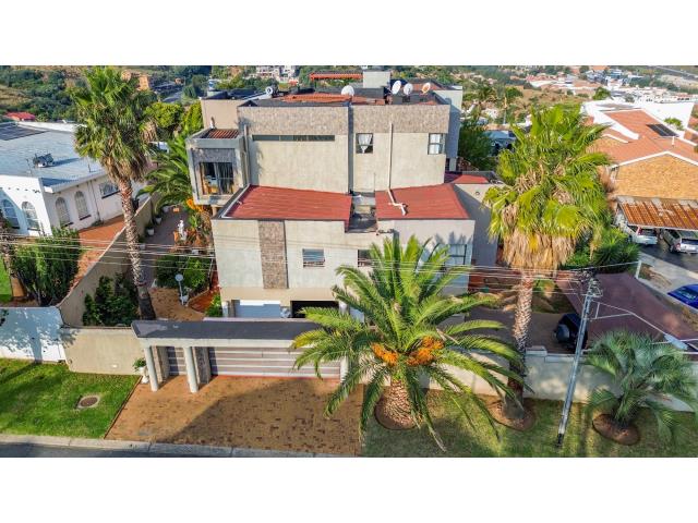 6 Bedroom House for sale in Oakdene