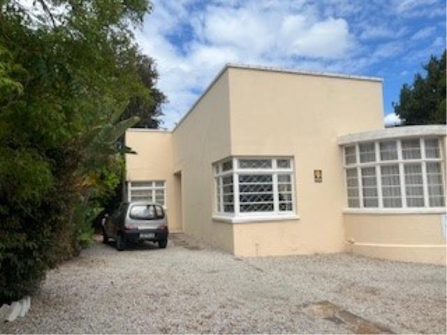 740m² Office space for sale in Uitenhage Lower Central