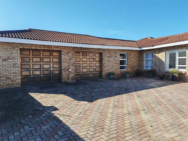4 Bedroom House for sale in Summerstrand