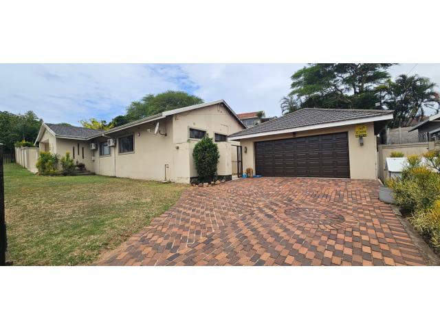 4 Bedroom House for sale in Athlone Park
