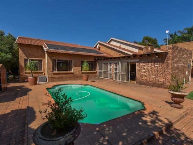 3 Bedroom House for sale in Aerorand