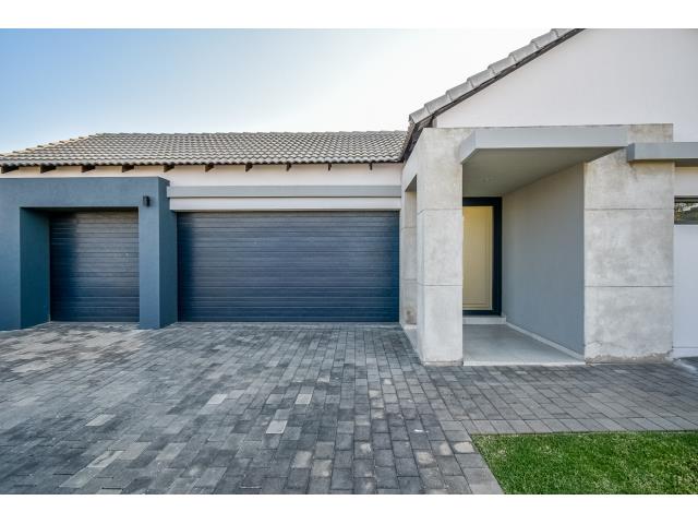 4 Bedroom House for sale in Midstream Estate