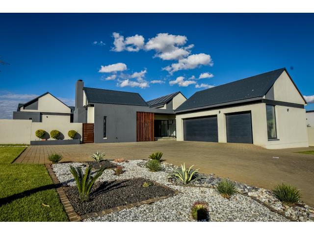 4 Bedroom House for sale in Midstream Estate