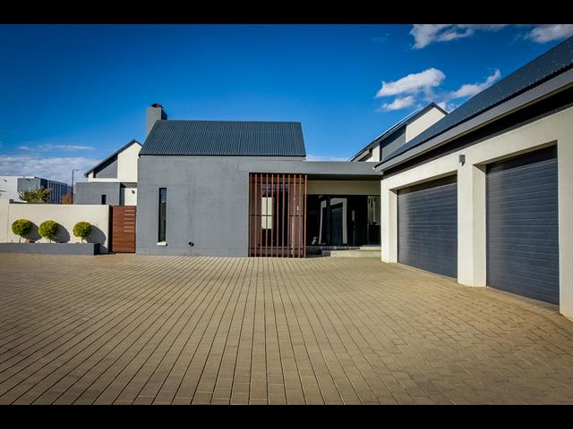 4 Bedroom House for sale in Midstream Estate