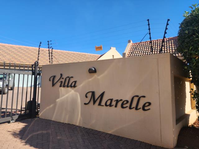 2 Bedroom House for sale in Rooihuiskraal North