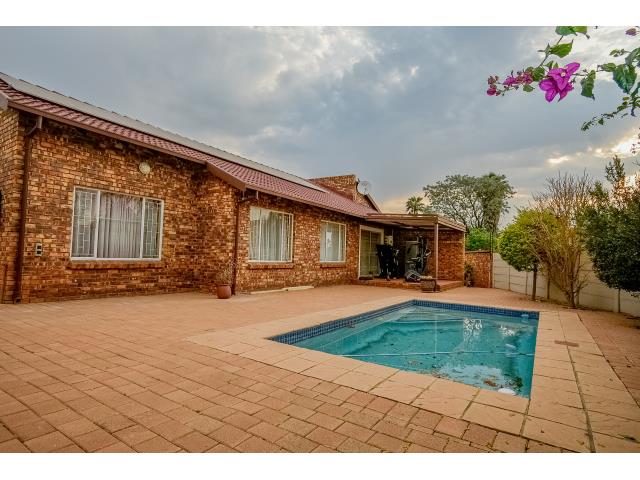 5 Bedroom House for sale in Rooihuiskraal North