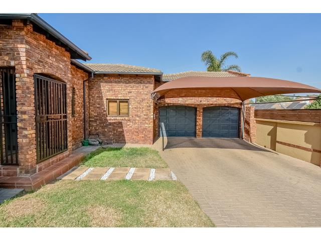 4 Bedroom House for sale in Amberfield