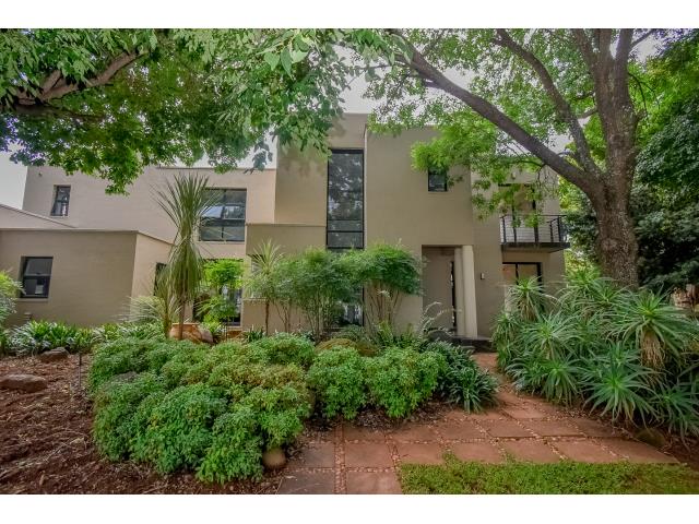 4 Bedroom House for sale in Eldoraigne