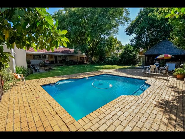 3 Bedroom House for sale in Rooihuiskraal