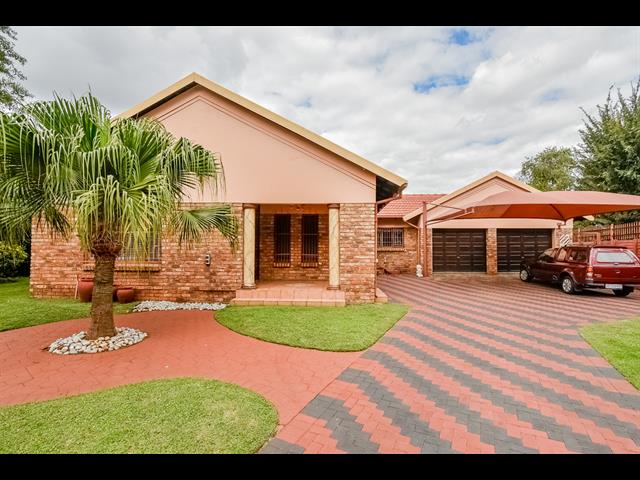 4 Bedroom House for sale in Rooihuiskraal North