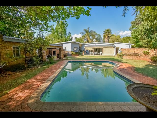 5 Bedroom House for sale in Clubview