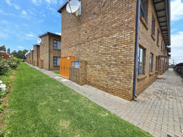 2 Bedroom Townhouse for sale in Albertsdal