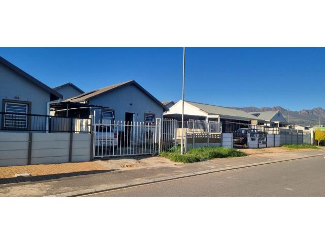 2 Bedroom House for sale in Groenheuwel