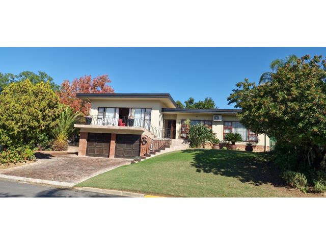 3 Bedroom House for sale in Uitsig