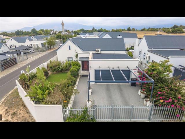 3 Bedroom House for sale in Uitsig