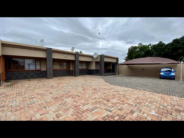 Bachelor apartment to let in Moregloed