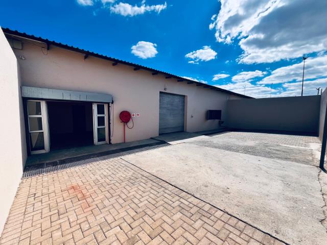 450m² Commercial space to let in Futura Industrial