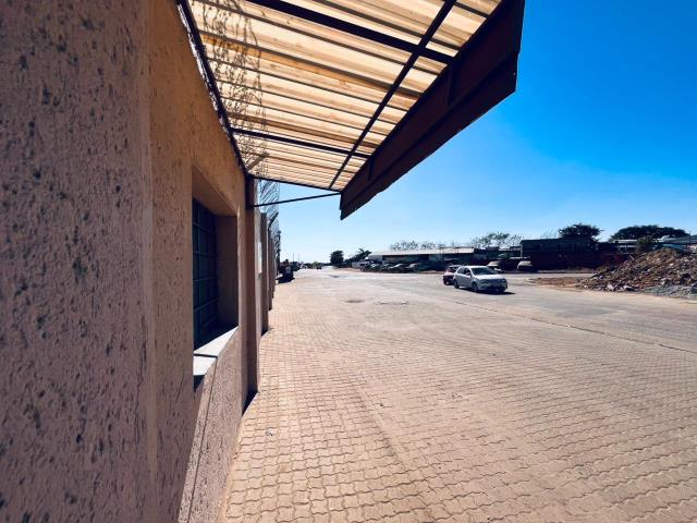 25m² Retail space to let in Futura Industrial