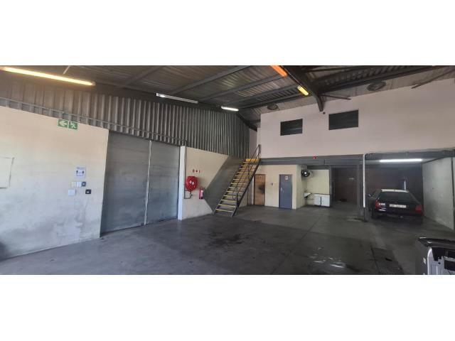 175m² Commercial space to let in Futura Industrial