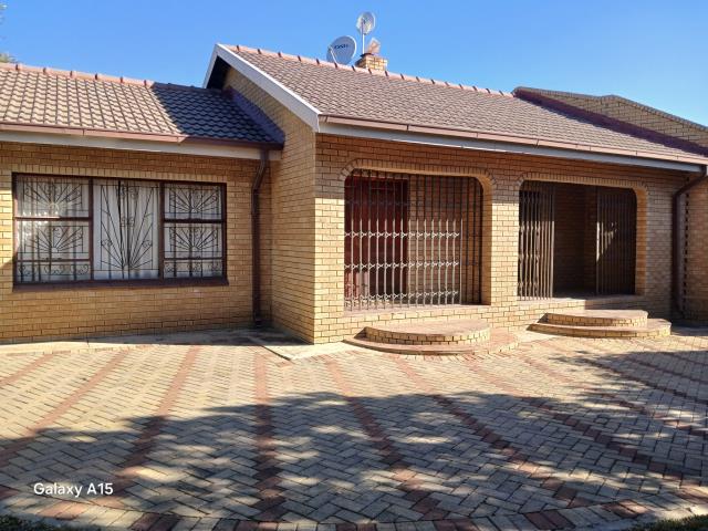 4 Bedroom House to let in Flora Park