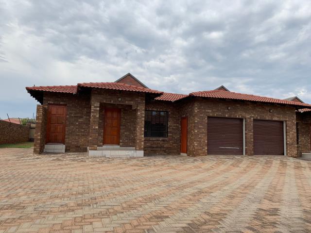 2 Bedroom Townhouse to let in Waterberry Country Estate