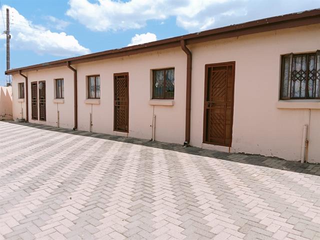 Bachelor apartment to let in Seshego B
