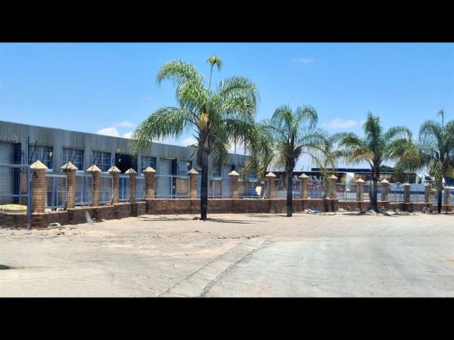2932m² Commercial space to let in Industria