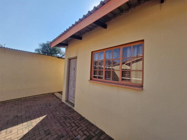 0.5 Bedroom Apartment to let in Flora Park