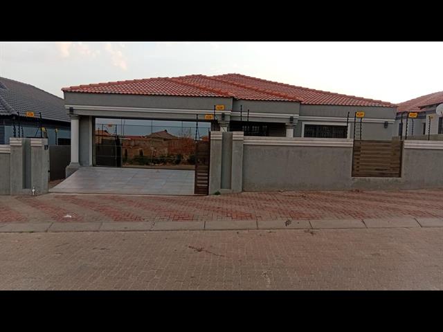 3 Bedroom House for sale in Mahlasedi Park