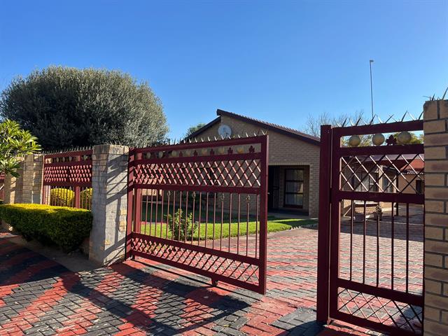 4 Bedroom House to let in Mmabatho Unit 9