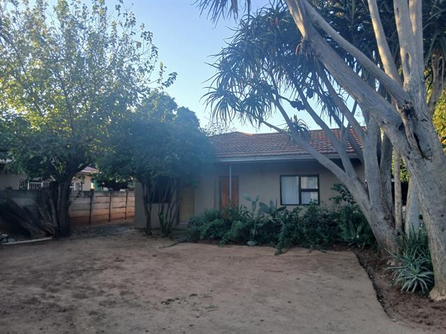 6 Bedroom House for sale in Oos Einde