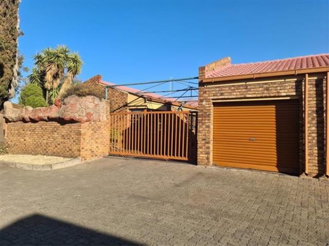 3 Bedroom Townhouse for sale in Vanderbijlpark CE 3