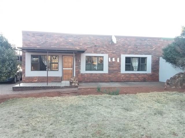 2 Bedroom House for sale in Vanderbijlpark CW 6