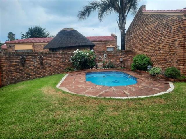 3 Bedroom Townhouse for sale in Vanderbijlpark CE 3