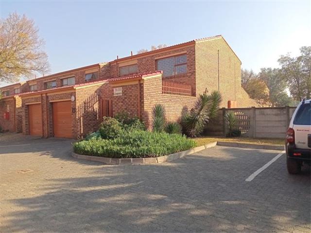3 Bedroom Townhouse for sale in Vanderbijlpark CE 3