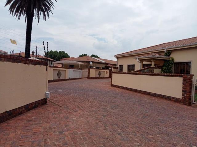 2 Bedroom Townhouse for sale in Comet