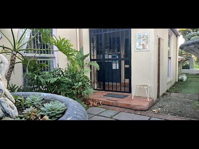 Bachelor apartment to let in Somerset Park