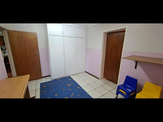 Bachelor apartment to let in Somerset Park