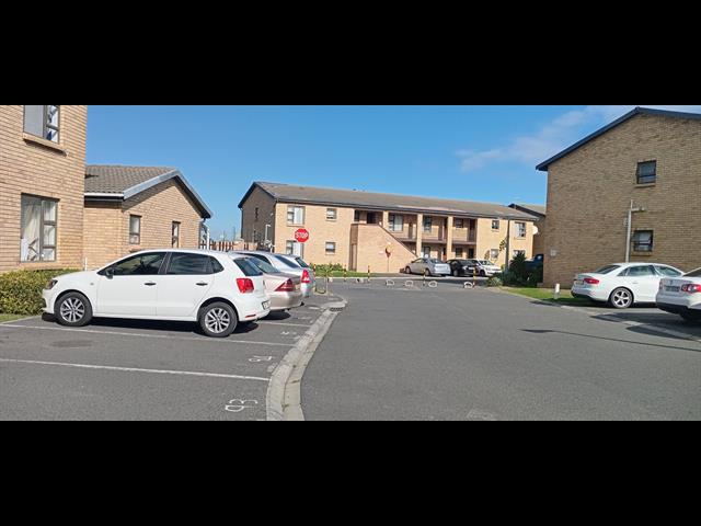 2 Bedroom Flat to let in Fairview Golf Estate