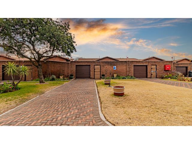 2 Bedroom Townhouse for sale in Helderkruin